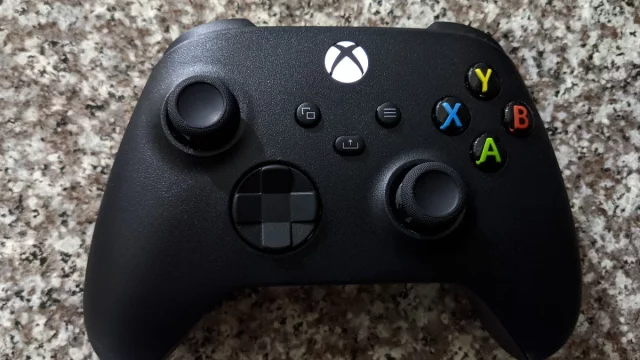Stik kendali Xbox Series berwarna hitam