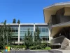 Gedung 92 kampus Microsoft di Redmond dengan papan logo Microsoft di depannya