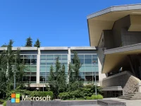 Gedung 92 kampus Microsoft di Redmond dengan papan logo Microsoft di depannya