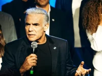 Pemimpin oposisi Israel Yair Lapid berbicara memegang mikrofon di Tel Aviv