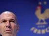 Zinedine Zidane dalam konferensi pers Timnas Prancis berlatar logo ayam jantan