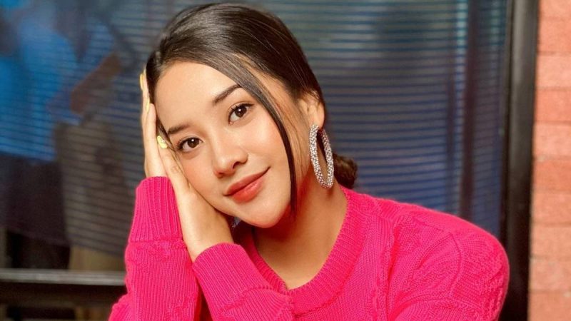Berita selebriti dan gosip artis: Anya Geraldine mengungsi ke hotel lantaran banjir, namun mengeluh seadaya jadi sorotan netizen.