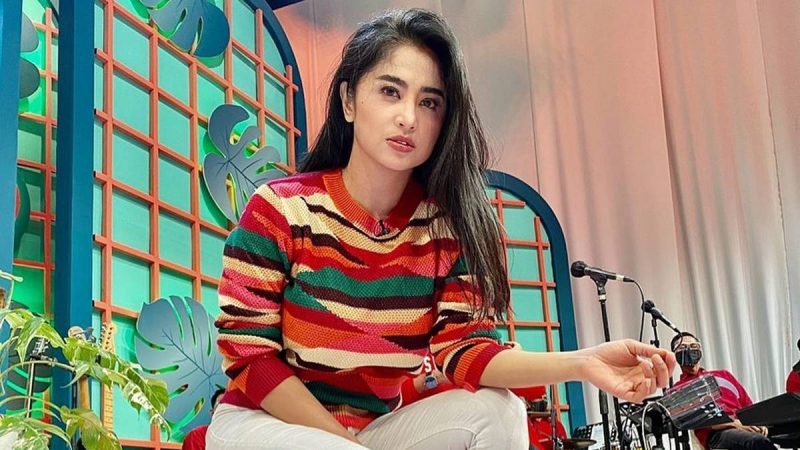 Berita selebriti dan gosip artis: Dewi Persik