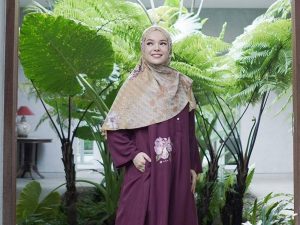 Cekricek.id - Berita selebriti: Dewi Sandra memutuskan untuk menjadi mualaf dan atau masuk Islam. Menurutnya agama yang masuk logika.