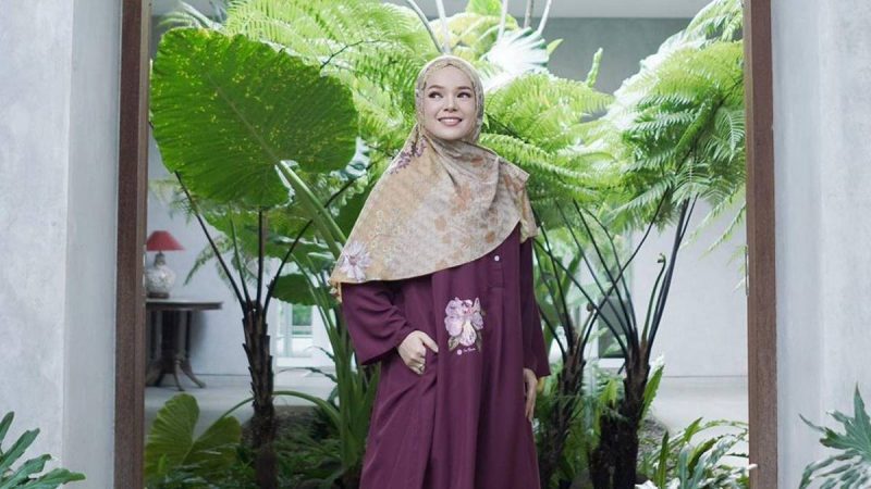 Cekricek.id - Berita selebriti: Dewi Sandra memutuskan untuk menjadi mualaf dan atau masuk Islam. Menurutnya agama yang masuk logika.