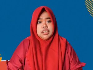 Berita selebriti dan gosip artis: Tak kuasan menahan tangis, Kekeyi tanyakan mengapa banyak orang yang suka memberi komentar pedas padanya.