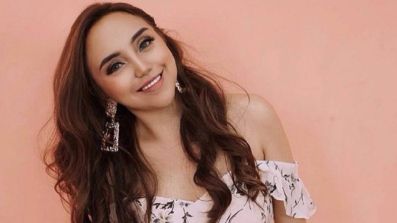 Berita selebriti dan gosip artis: Salmafina Sunan balas komentar menohok bagi ibu-ibu Turki yang menghina pacar bulenya.