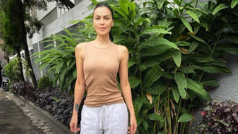 Berita artis, selebriti, dan gosip terbaru hari ini: 4 artis ini rutin melakukan olahraga dan menerapkan pola hidup sehat setiap hari.