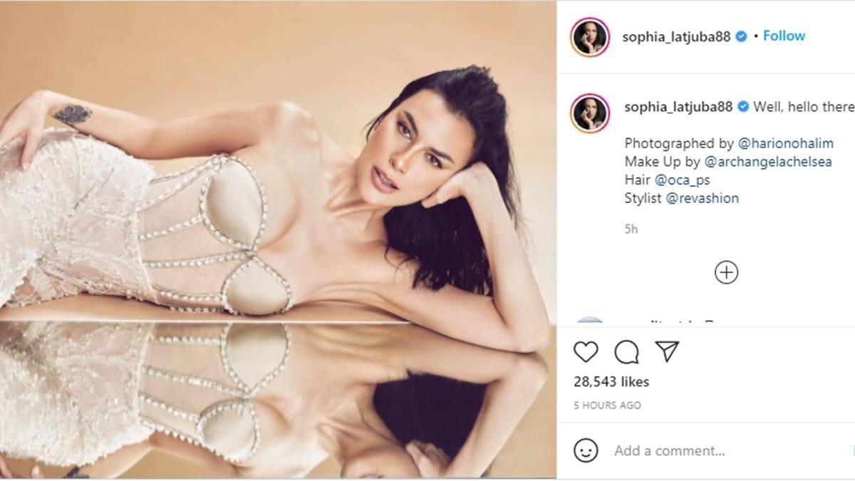 Unggah Foto Rebahan, Kecantikan Sophia Latjuba Buat Netizen Panas Dingin 2 Lampiran Gambar