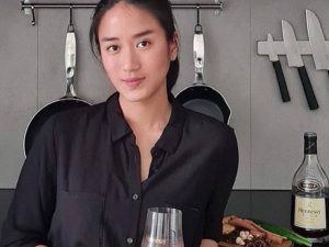 Berita selebriti dan gosip artis: Chef Renatta Moeloek masak babi guling dipadukan bir, banyak orang soroti terkait agama yang dianutnya.