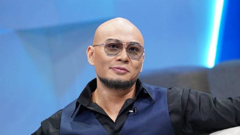 Berita selebriti dan gosip artis: Begini reaksi keluarga besar Deddy Corbuzier ketika dirinya memutuskan pindah agama. Takut jadi radikal.