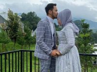 Berita selebriti dan gosip artis: Elly Sugigi berusaha tegar dan tutup telinga tentang omongan miring banyak pihak padanya.