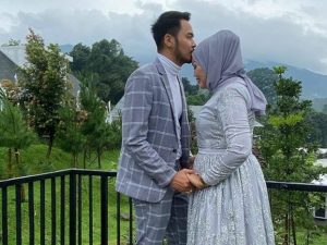 Berita selebriti dan gosip artis: Elly Sugigi berusaha tegar dan tutup telinga tentang omongan miring banyak pihak padanya.