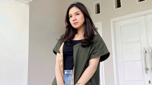 Berita selebriti dan gosip artis: Ini penyanyi cantik asal Minang yang punya suara merdu, Kintani Putri Medya.