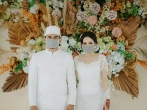 Berita selebriti dan gosip artis: Faris Syahputra atau Maell Lee gugat cerai istri yang belum setahun dinikahinya. 