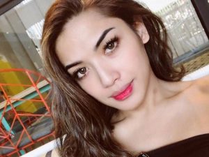 Berita selebriti dan gosip artis: Millen Cyrus pilih pakai sarung ketika shalat berjamaah di masjid.