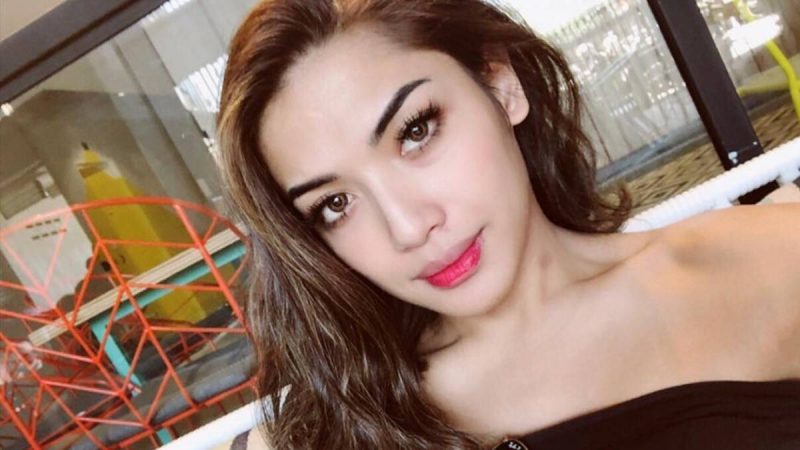 Berita selebriti dan gosip artis: Millen Cyrus pilih pakai sarung ketika shalat berjamaah di masjid.