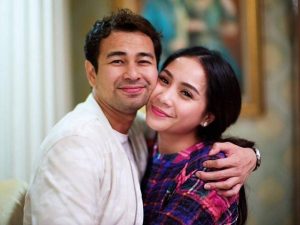 Berita selebriti dan gosip artis: Berkoar-koar ingin punya anak kedua, Denny Darko ramal Raffi Ahmad akan jatuh miskin.