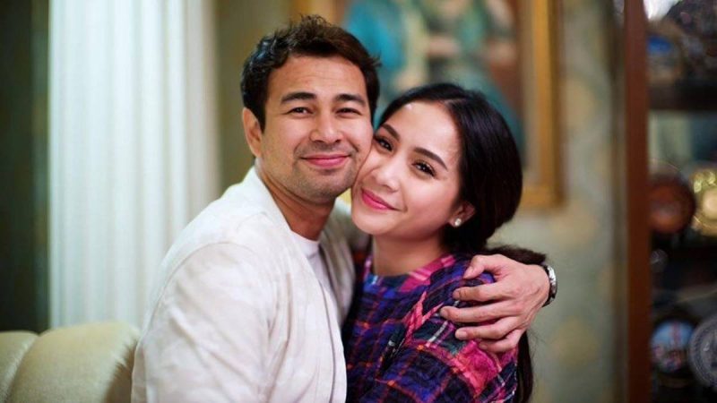 Berita selebriti dan gosip artis: Berkoar-koar ingin punya anak kedua, Denny Darko ramal Raffi Ahmad akan jatuh miskin.
