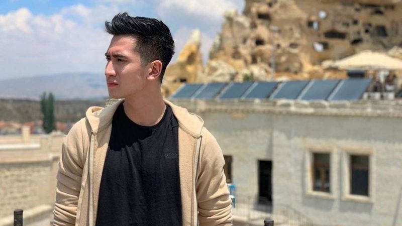 Berita selebriti dan gosip artis: Potret Verrel Bramasta sedang fitting baju nikahan viral, begini kata ibundanya.