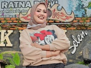 Berita selebriti dan gosip artis: Elly Sugigi