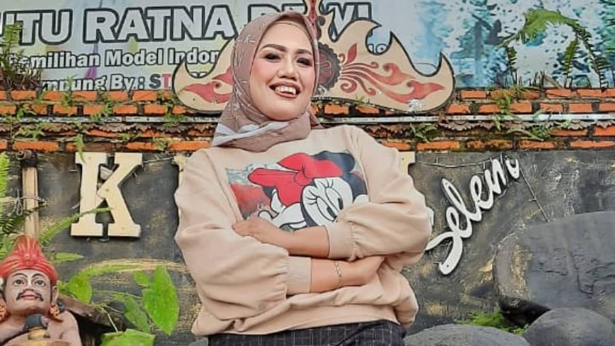 Berita selebriti dan gosip artis: Elly Sugigi