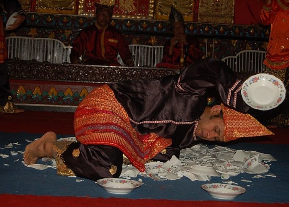 Cerita Di Balik Tari Piring Minangkabau