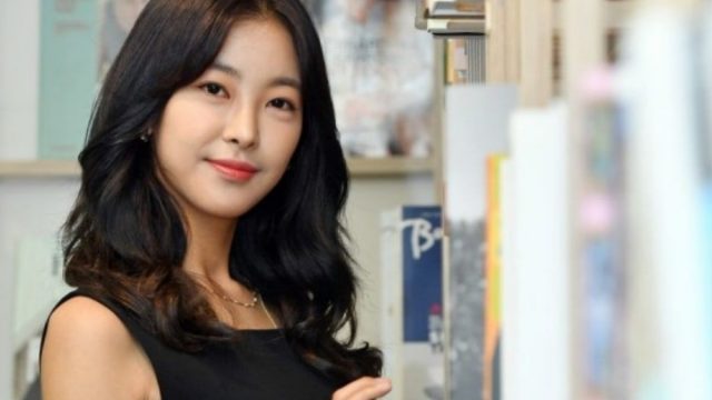 Berita artis, selebriti, dan gosip terbaru hari ini: Mantan atlet skating indah Korea Selatan  Choi Won Hee ini putuskan jadi "dukun" untuk selamatkan hidupnya.