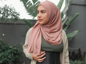 Berita selebriti dan gosip artis: Irish Bella terlihat enggan membahas masa lalu, ujar tak terlalu mengenal Rezky Aditya dan Giorgino