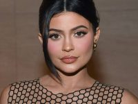 Berita selebriti dan gosip artis: Jadi salah satu selebriti terkaya, Kylie Jenner malah lakukan penggalangan dana demi penata riasnya.
