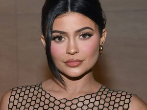 Berita selebriti dan gosip artis: Jadi salah satu selebriti terkaya, Kylie Jenner malah lakukan penggalangan dana demi penata riasnya.