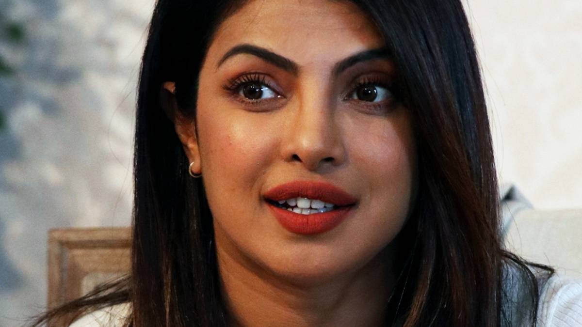 Berita selebriti dan gosip artis: Priyanka Chopra sebut belajar banyak agama dan mengerti tentang islam, begini reaksi warganet.