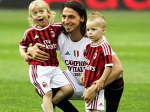 Percepat Pemulihan Cedera, Zlatan Ibrahimovic Latihan di Kolam Renang