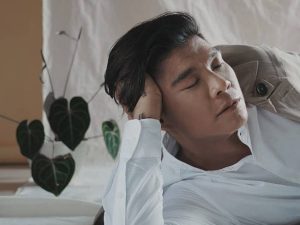 Berita artis: Dulu merasa kurang percaya diri, Andika eks Kangen Band sengaja mengedepankan poni untuk menutupi wajah.