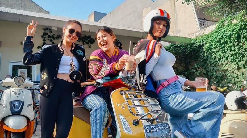 Berita selebriti dan gosip artis: Makin dekat dengan Awkarin, Cinta Laura girang naik motor. Ini Momen Cinta Laura naik motor di Jalan Raya.