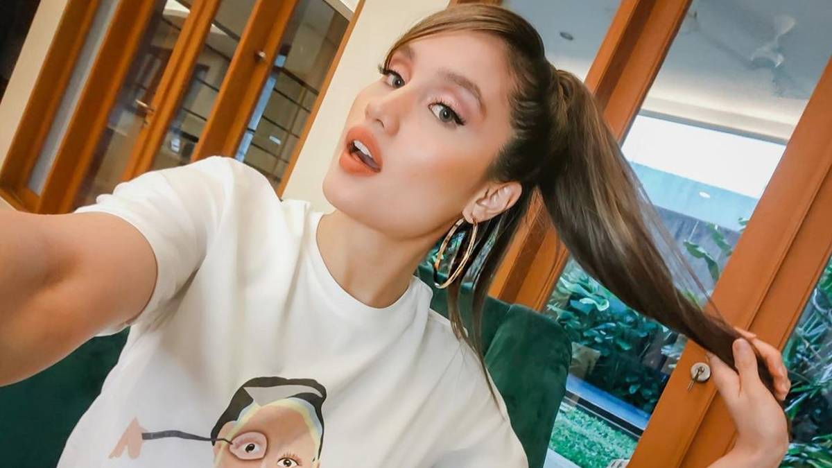 Berita selebriti dan gosip artis: Makin dekat dengan Awkarin, Cinta Laura girang naik motor. Ini Momen Cinta Laura naik motor di Jalan Raya.