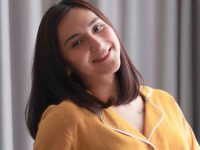 Berita selebriti dan gosip artis: Sempat jadi atheis karena seringkali gagal, begini kisah Dena Rachman saat pindah agama.