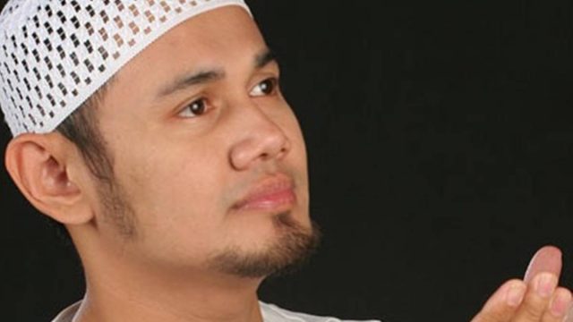 Berita selebriti dan gosip artis: Hasan Sofyan tak bisa jadi wali nikah anaknya dengan Ustaz Guntur Bumi karena tak bisa baca huruf gundul.