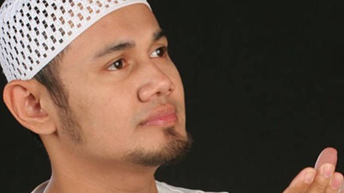 Berita selebriti dan gosip artis: Hasan Sofyan tak bisa jadi wali nikah anaknya dengan Ustaz Guntur Bumi karena tak bisa baca huruf gundul.