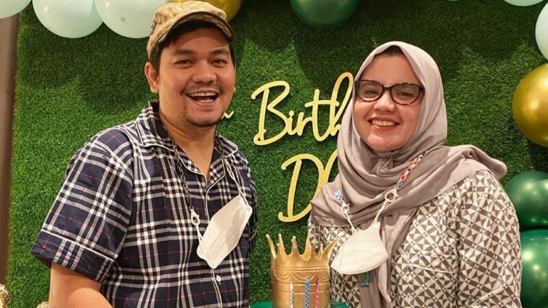 Cekricek.id - Aldila Jelita atau Dilla Bekti selalu berada di samping suaminya yaitu Indra Bekti yang sempat ngedrop dan masuk rumah sakit