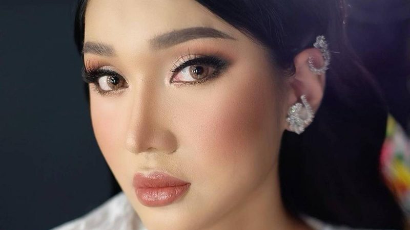 Berita selebriti dan gosip artis: Lucinta Luna tak kuasa menangis di depan Deddy Corbuzier, sebut tak biasa percaya lagi dengan orang lain.