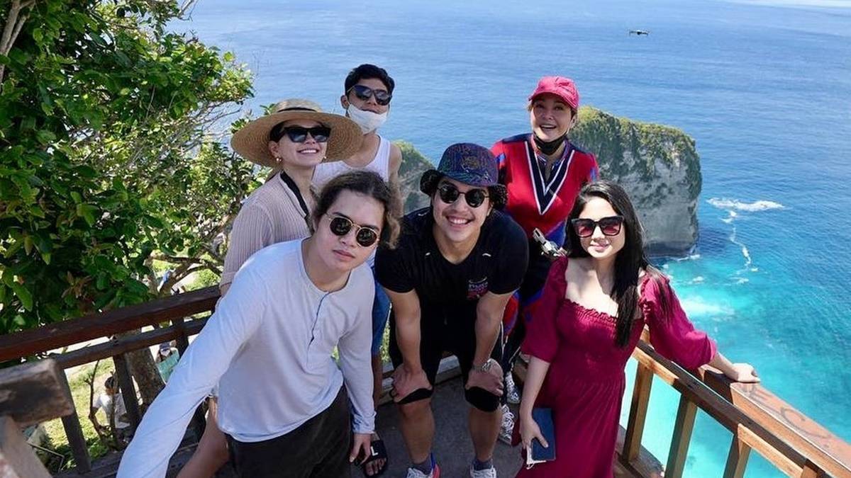 Bagaimana Jika Al Ghazali Menikah? Apakah Maia Estianty Akan Berdampingan dengan Mulan Jameela Saat Resepsi? 2 Berita selebriti dan gosip artis: Menjaga perasaan ibunya, Al Ghazali mengatakan kepada Maia Estianty tak akan gelar resepsi jika menikah.