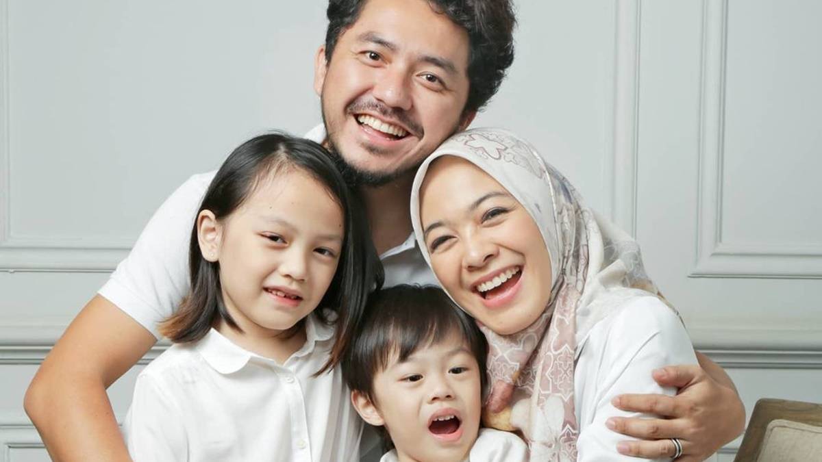 6 Pasangan Artis Ini Suka Makan di Kaki Lima 11 artis makan kaki lima