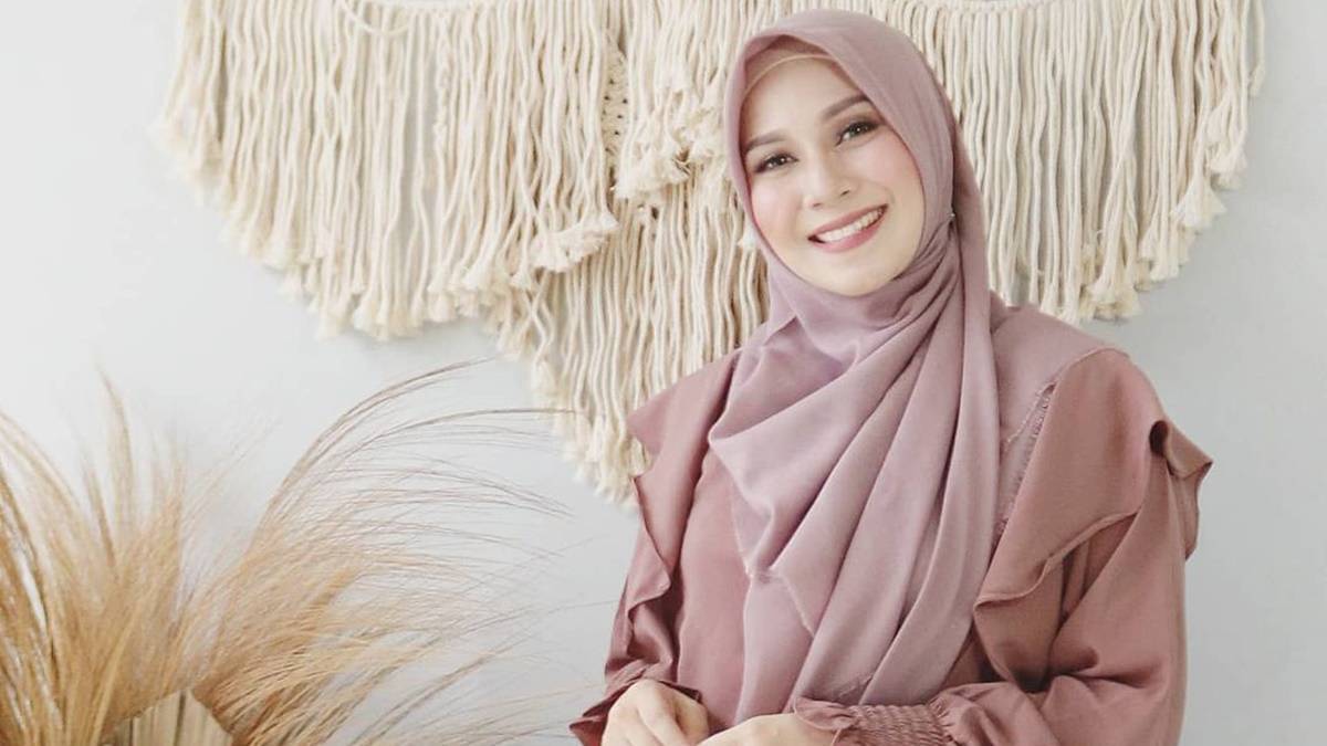 Berita selebriti dan gosip artis: Hasan Sofyan tak bisa jadi wali nikah anaknya dengan Ustaz Guntur Bumi karena tak bisa baca huruf gundul.