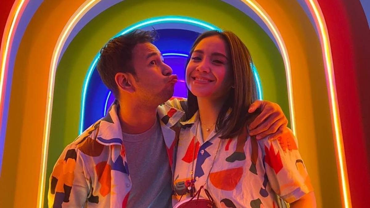 6 Pasangan Artis Ini Suka Makan di Kaki Lima 10 artis makan kaki lima