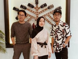 Berita selebriti dan gosip artis: Nissa Sabyan muncul dengan lagu baru Nissa Sabyan, adik Ayus Sabyan akui kecewa berat dengan hal itu.