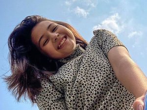 Berita selebriti dan gosip artis: Begini cerita Sandrinna Michelle sempat diperlakukan berbeda ketika bersekolah di sekolah Kristen.