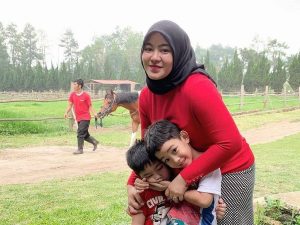 Berita selebriti dan gosip artis: Penampilan terbaru mantan istri Zumi Zola buat warganet sedih sampai pangling.