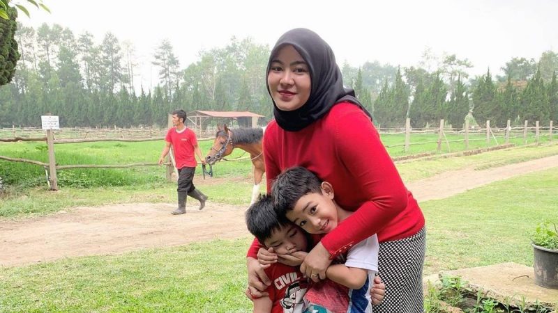 Berita selebriti dan gosip artis: Penampilan terbaru mantan istri Zumi Zola buat warganet sedih sampai pangling.