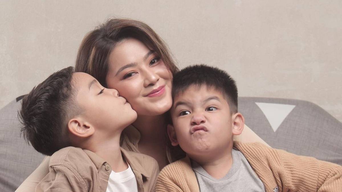 Mantan Istri Zumi Zola Kini Lepas Hijab, Begini Reaksi Netizen 2 Lampiran Gambar